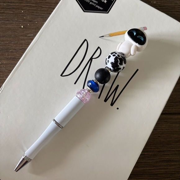 Disney Doorables: Wall-E: Eve handmade beaded pen - Picture 2 of 3